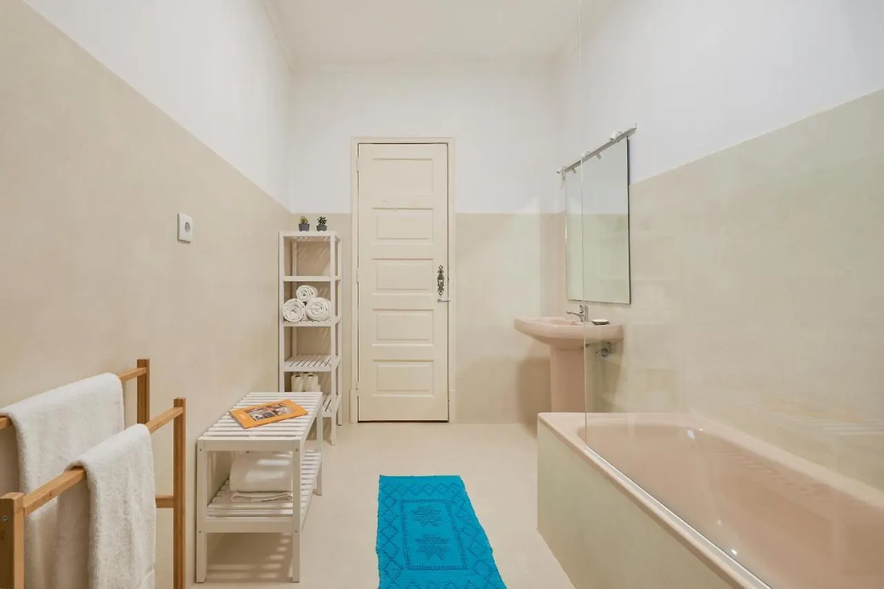 Apartment Light-Filled & Renovated Apartment, By Timecooler Lisbon
