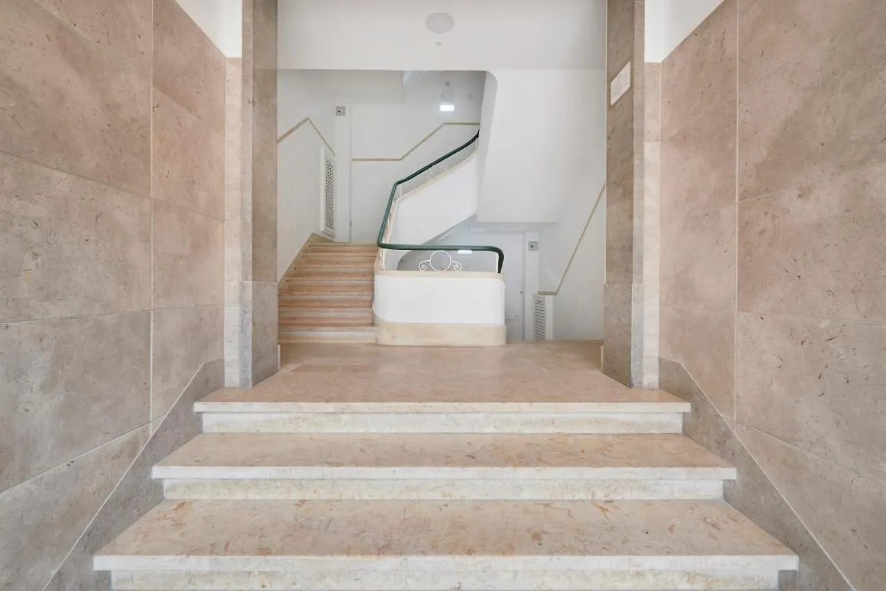 Light-Filled & Renovated Apartment, By Timecooler Lisbon