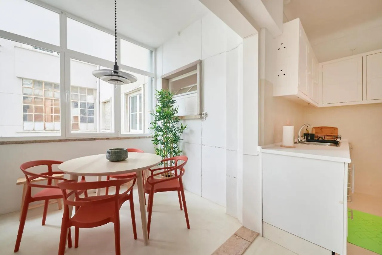 Apartment Light-Filled & Renovated Apartment, By Timecooler Lisbon