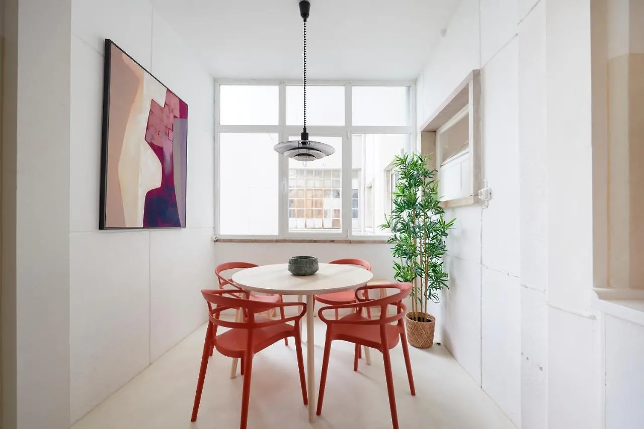 Light-Filled & Renovated Apartment, By Timecooler Lisbon